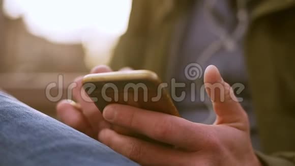 近景男子手wih手机与信用卡背面短信视频的预览图