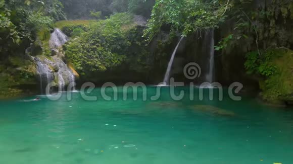 菲律宾宿务河川瀑布游泳的空中景色视频的预览图