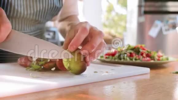 女人用新鲜水果和蔬菜做沙拉视频的预览图