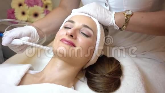 美丽的女人在无创面部治疗中放松以恢复活力视频的预览图