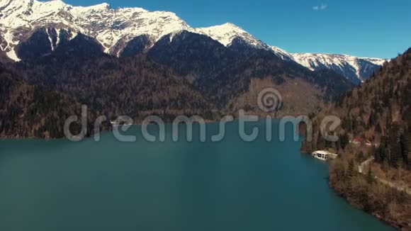 夏天空中飞人拍摄白雪覆盖的大山和蓝色湖泊视频的预览图