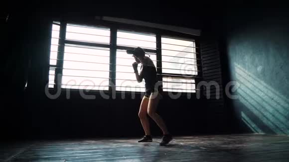美丽的年轻拳击女子训练健身室打拳视频的预览图