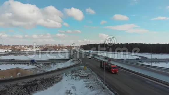 高速公路上的鸟瞰图汽车在路上大型交通交汇处视频的预览图