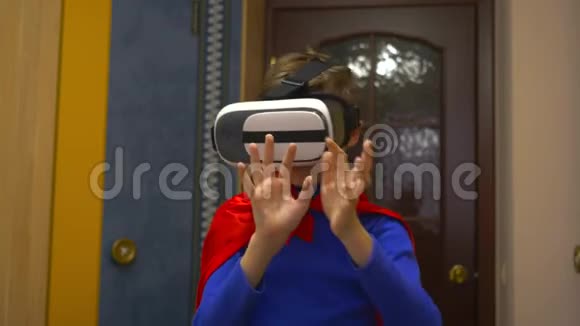 一个穿着超级英雄的男孩在家玩虚拟现实眼镜视频的预览图
