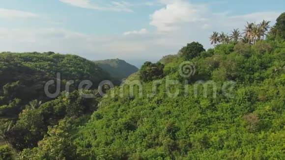 鸟瞰努沙佩尼达岛的山丘印度尼西亚视频的预览图