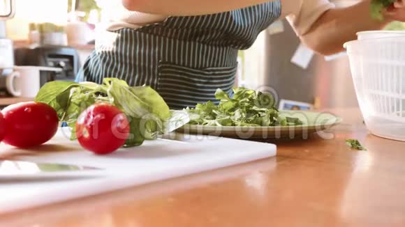 女人用新鲜水果和蔬菜做沙拉视频的预览图