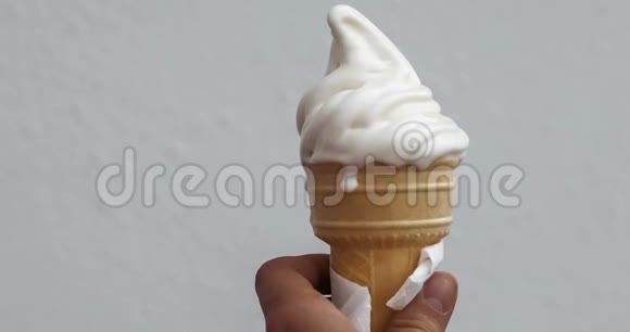 提供软奶奶油冰淇淋蛋卷视频的预览图