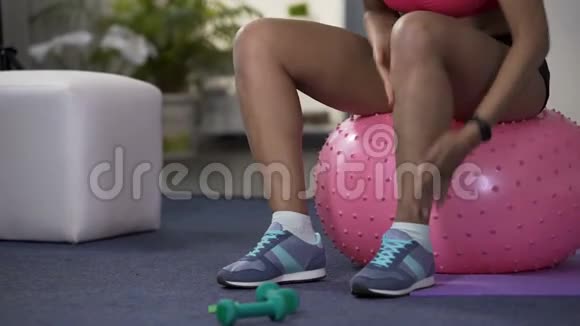 运动的年轻女性在锻炼前先热身腿部身体活动开始视频的预览图