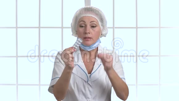 中年女医生或护士开药视频的预览图
