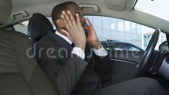 商人坐在车里看后视镜胡须变亮眯眯视频的预览图