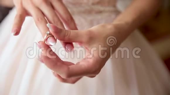 女孩一个女人正在拿结婚戒指开始新的生活泰宁视频的预览图