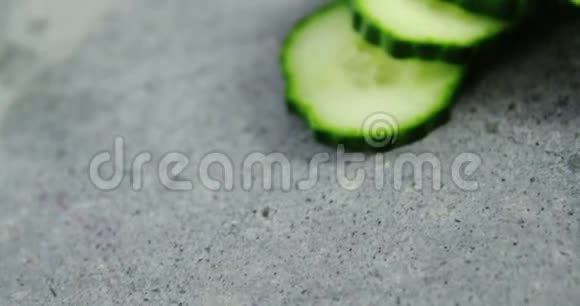 在混凝土上切黄瓜视频的预览图