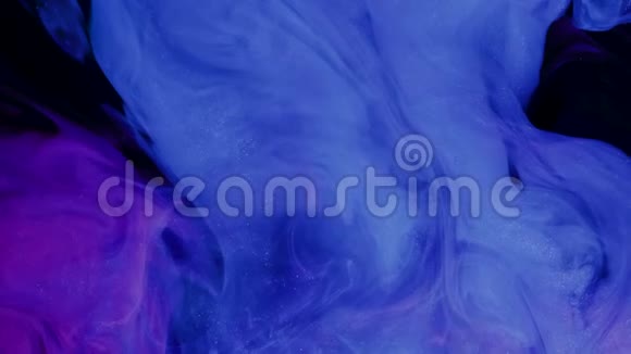 宇宙蓝色油漆在水中倾泻丙烯酸的颜色和水中的墨水抽象框架背景颜色和油墨视频的预览图