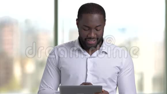美国黑人办公室职员带平板电脑视频的预览图