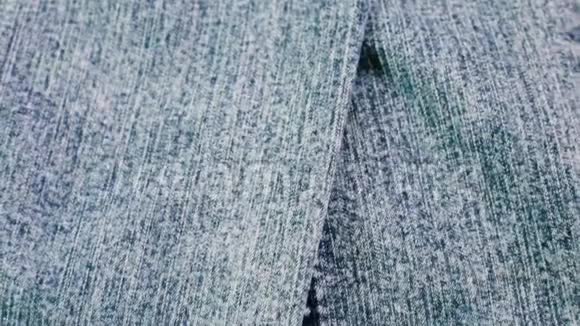 蓝色褪色牛仔裤的特写镜头可作为背景视频的预览图