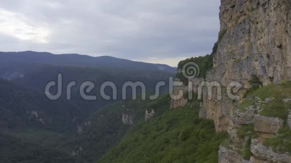 阴天的美丽悬崖俄罗斯梅兹梅村视频的预览图