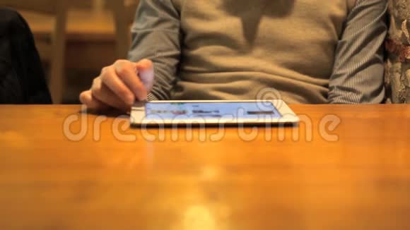 人们在咖啡馆里使用平板电脑视频的预览图