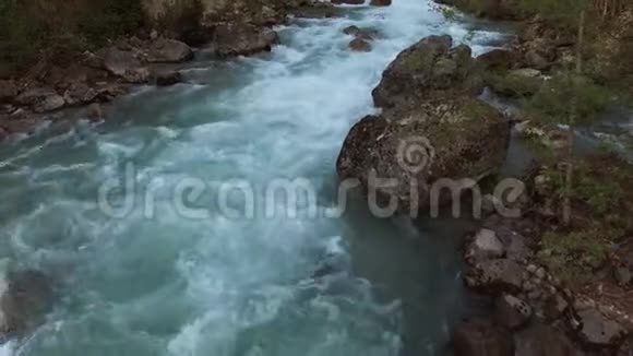 强大的山河流动鸟瞰摄像机正在后退视频的预览图