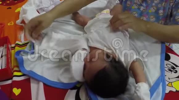 护士在门诊检查时给男婴脱衣服视频的预览图
