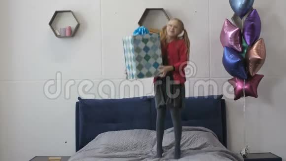 快乐女孩带着大礼盒跳床视频的预览图