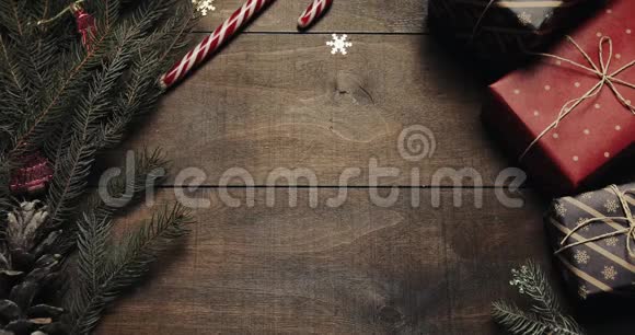 男性双手放送新年礼物木质背景新年装饰圣诞树模糊视频的预览图