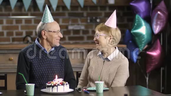 年长夫妇在餐桌上庆祝生日视频的预览图
