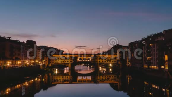 4日出时意大利佛罗伦萨著名的托斯卡纳桥的时间流逝视频的预览图