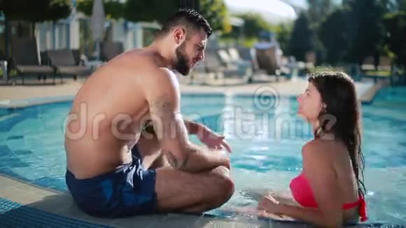 有魅力的男人在游泳池里和年轻女人吵架视频的预览图