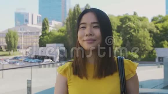 快乐的亚洲商务女孩边走边笑视频的预览图