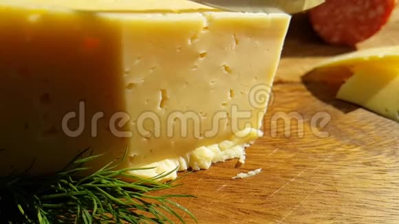 刀在木制的慢镜头上切割奶酪视频的预览图