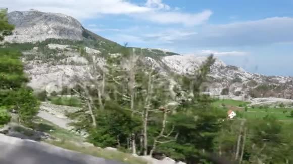这辆汽车在多山的地形上行驶视频的预览图