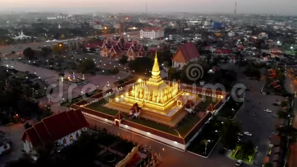 卢昂是一座金灿灿的大型佛塔是老挝最重要的国家纪念碑和国家纪念碑视频的预览图