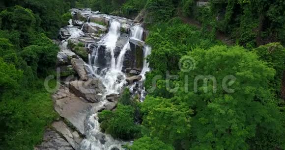 在泰国清迈的热带雨林中鸟瞰MaeKlang瀑布视频的预览图