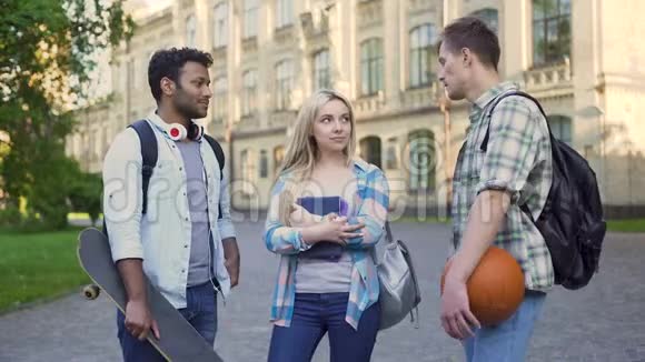 学生们站在大学附近聊天调情金发女郎选择男朋友视频的预览图