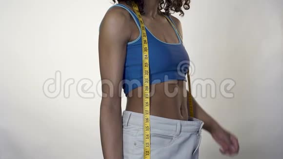 穿着超大号裤子的女性端着沙拉有效饮食减肥视频的预览图