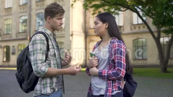 学生试图在大学附近和他的亚洲女朋友交谈争吵分手视频的预览图
