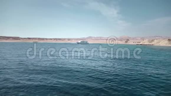 两艘游艇站在埃及沙漠的背景下钓鱼或潜水视频的预览图