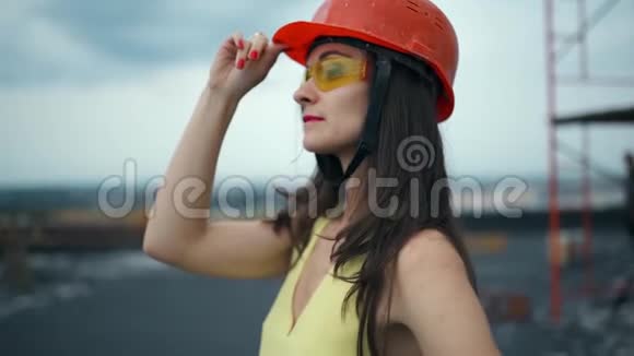女工程师或建筑师的肖像女老板戴着头盔看镜头的肖像慢动作视频的预览图