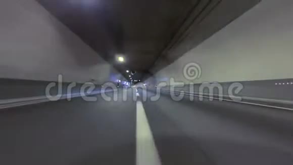 在空隧道快速行驶车辆射击视频的预览图