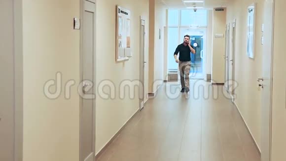 人走过一条长长的走廊视频的预览图