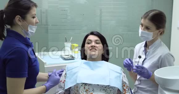 女性患者牙科X线检查视频的预览图