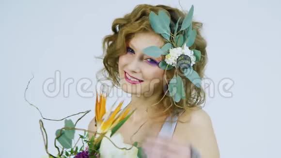 春天的灵感一个头发上有莲花的女孩的肖像在白色背景上视频的预览图