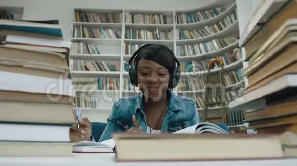 非洲女学生边听音乐边写讲座视频的预览图