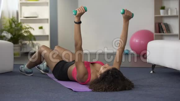 躺在地板上举起哑铃体育锻炼健身视频的预览图