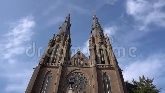 古老的卡托利教堂塔在埃因霍文时间推移与云彩在蓝天视频的预览图