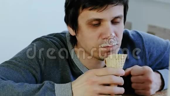 年轻恶心的男人特写吃冰淇淋视频的预览图