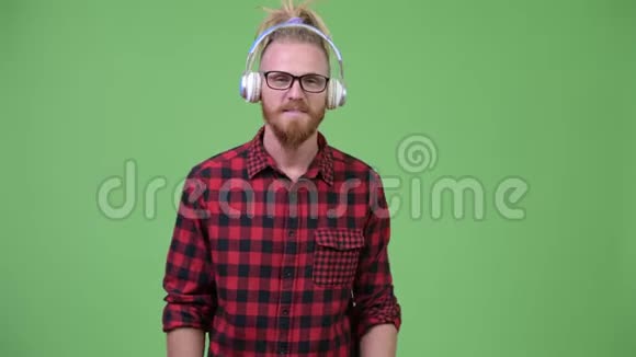 英俊的留胡子的时髦男人带着可怕的人听音乐视频的预览图