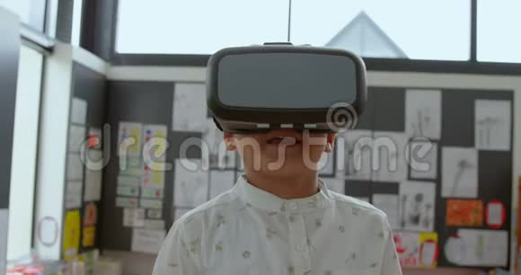 4k教室使用虚拟现实耳机观看亚洲学童的正面照片视频的预览图