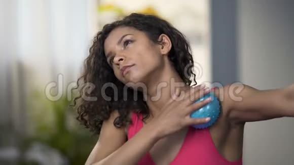 有吸引力的女性使用按摩球肌肉放松血液循环视频的预览图