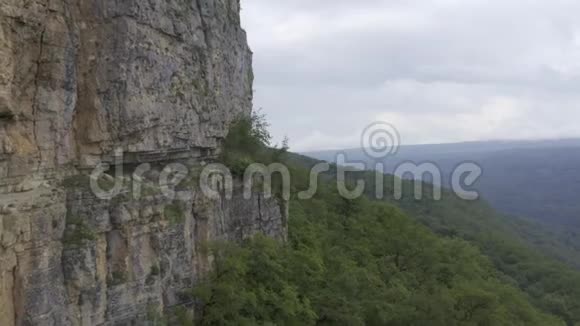 阴天的美丽悬崖俄罗斯梅兹梅村视频的预览图
